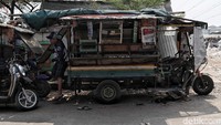 Menariknya lagi, ada pula warga yang menyulap odong-odong tersebut menjadi warung maupun toko berjalan.