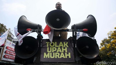 Aksi Buruh Kepung Kemnaker Minta Naik Gaji
