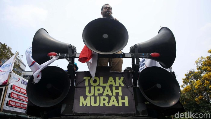 Ribuan buruh dari Konfederasi Serikat Pekerja Indonesia (KSPI) menggeruduk kantor Kementerian Ketenagakerjaan (Kemnaker). Mereka menuntut kenaikan UMP.