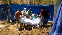 Polisi membongkar makam seorang pria yang dibunuh dan mayatnya dicor oleh anak kandungnya di Tegal, Kamis (31/10/2019).