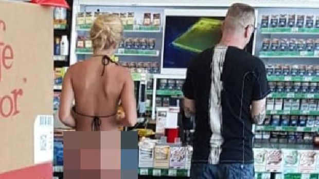 Turis Pakai Bikini Terlalu Seksi di Bali Menuai Kontroversi