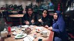 Ini Momen Kompak Kulineran Ratu Meta dengan Sahabatnya