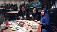 Makan bersama dengan pengacara Indra Tarigan, momen ini hanya makan bersama biasa atau sedang membahas suatu kasus ya? Foto: Instagram @ratu_meta705