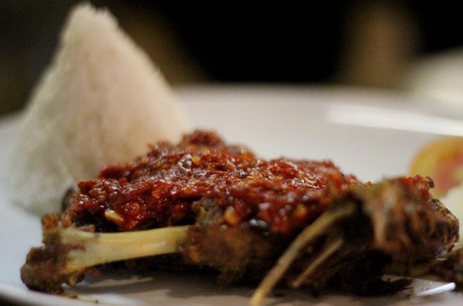 Pedas Mampus Bebek Penyet Ada di 5 Tempat Makan Ini