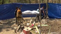 Sebelumnya, seorang pria di Tegal, Rahadi (58) dibunuh dan mayatnya dicor oleh anak kandungnya, Wahudin (28) beberapa waktu lalu.