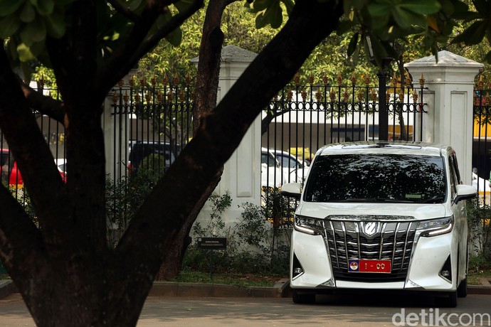 Melihat Mobil Pribadi Prabowo yang Pakai Pelat 1-00 Saat ke Istana