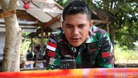 Berjejernya HP di pos ini, semata-mata untuk mendapatkan komunikasi dengan sanak keluarga mereka. Sebab, hanya di lokasi itulah bisa mendapatkan sinyal komunikasi yang baik di banding lokasi lainnya. Tugas para prajurit tersebut memang tak mudah karena jauh dari sanak keluarga. Namun demi menjaga keamanan dan persatuan NKRI mereka siap siaga bertugas menjaga garda terdepan Indonesia.