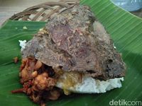 Meski Buruk Rupa, Bebek Bacem Bu Sis Juara Lezatnya