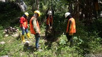 Beberapa waktu sebelum itu, di lokasi terpisah, pekerja PLN lainnya dengan cekatan menggali lubang untuk tempat menancap tiang PLN. Bukan cuma asal cangkul, jika cangkul terantuk batu, waktu dan kerja jadi semakin lama. Jika lubang siap maka tiang-tiang untuk tegangan rendah dan menengah itu siap dipasang.