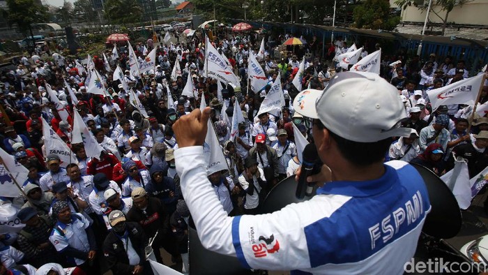 Ribuan buruh dari Konfederasi Serikat Pekerja Indonesia (KSPI) menggeruduk kantor Kementerian Ketenagakerjaan (Kemnaker). Mereka menuntut kenaikan UMP.