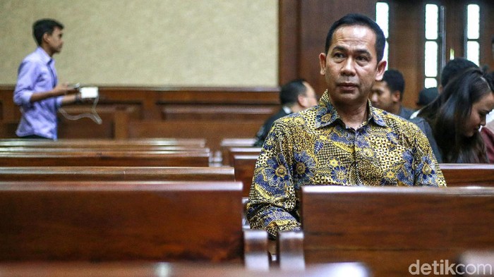 Tubagus Chaeri Wardana alias Wawan tersangka kasus dugaan korupsi alat kesehatan (alkes) Banten dan Tangerang Selatan menjalani sidang perdana di Pengadilan Tipikor, Jakarta, Kamis (31/10/2019). Wawan didakwa merugikan negara Rp 94,3 miliar terkait pengadaan alat kesehatan (alkes) Pemerintah Provinsi Banten dan Pemerintah Kota Tangerang Selatan. Perbuatan Wawan disebut memperkaya diri sendiri, orang lain dan korporasi.