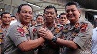 Idham Azis melakukan salam komanda dengan beberapa pati Polri usai ditetapkan sebagai Kapolri oleh DPR.
