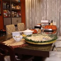Area dapur dilengkapi meja makan besar. Namun dijelaskan Gigi, biasanya di sini hanya difungsikan untuk menyiapkan makanan. Foto: YouTube/Rumah Seleb MNCTV