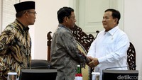 Prabowo nampak bersalaman dengan Menko Polhukam Mahfud MD saat hadiri rapat terbatas bersama Presiden Joko Widodo.