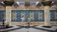 Beda lagi dengan Stasiun Pakhtakor. Di stasiun ini, tema yang ditampilkan adalah kejayaan Uzbekistan sebagai negara penghasil kapas. Dindingnya penuh dengan gambar cotton picker yang cantik dengan latar toska. (Taylor Weidman/BBC)