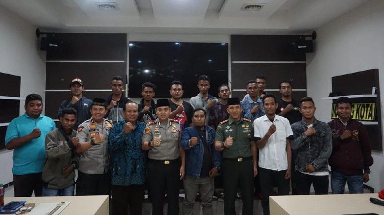 Dua Kelompok Mahasiswa di Kota Malang yang Tawuran Sudah Berdamai Dua Kelompok Mahasiswa di Kota Malang yang Tawuran Sudah Berdamai