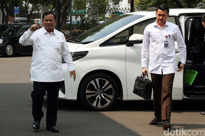 Melihat Mobil Pribadi Prabowo yang Pakai Pelat 1-00 Saat ke Istana