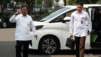 Menteri Pertahanan Prabowo Subianto tiba di istana negara.
