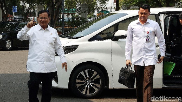 Plat nomor mobil Menteri Pertahanan Prabowo Subianto ramai diperbincangkan publik. Mobil tersebut memakai pelat dinas khusus Kementerian Pertahanan.