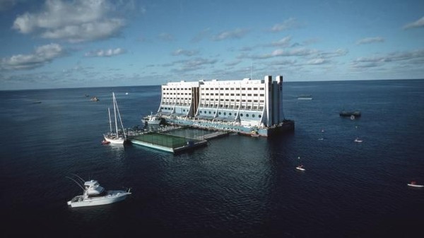 Dulu, bangunan ini merupakan resor mewah yang mengapung di atas Great Barrier Reef Australia. Kemudian, hotel ini dipindahkan ke Kumgang dan dibuka untuk turis pada tahun 2000. (Getty Images)