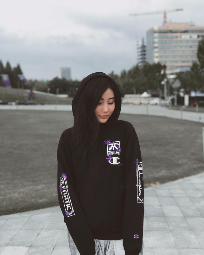 Tidak hanya cantik dan berbakat, Pinda Rika Dorji adalah seorang gamer pro yang mematahkan stereotif wanita dalam berwain game. Ia juga populer sebagai pembawa acara TV. Foto: Instagram @pindapandaonly