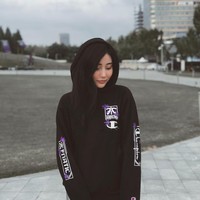 Tidak hanya cantik dan berbakat, Pinda Rika Dorji adalah seorang gamer pro yang mematahkan stereotif wanita dalam berwain game. Ia juga populer sebagai pembawa acara TV. Foto: Instagram @pindapandaonly