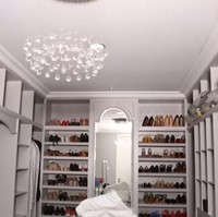 Mama Rieta juga memperlihatkan kamar Gigi saat masih tinggal bersama di rumahnya. Di dalamnya terdapat walking closet untuk menyimpan koleksi baju, aksesori serta sepatu milik Gigi. Foto: YouTube/Rumah Seleb MNCTV