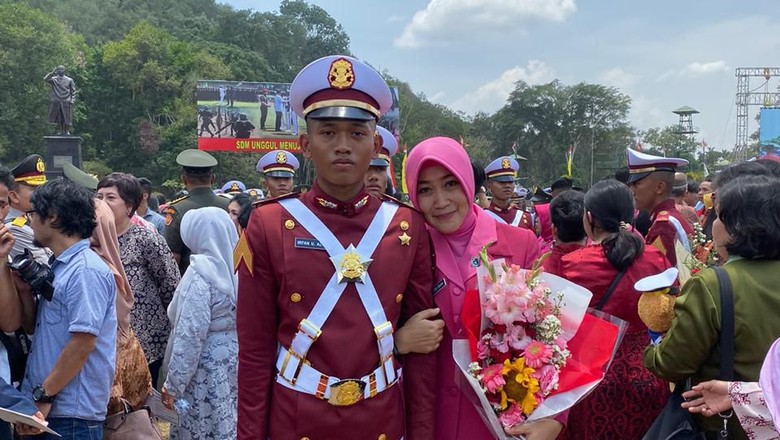 Putra Calon Kapolri Komjen Idham Azis Dilantik sebagai Taruna di Magelang Putra Calon Kapolri Komjen Idham Azis Dilantik sebagai Taruna di Magelang