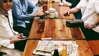 Nico makan malam sambil berdiskusi bersama Erick Tohir. Di hadapan mereka baru tersaji teh hangat. Ada yang bisa tebak mereka makan di restoran mana? Foto: Instagram junicosiahaan