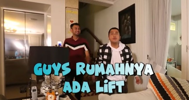 Rumah Mama Rieta juga dilengkapi dengan lift. Dia mengungkapkan membangun lift di dalam rumah untuk memudahkan orangtuanya naik-turun dari lantai bawah ke atas, dan sebaliknya. Foto: YouTube/Rumah Seleb MNCTV