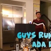 Rumah Mama Rieta juga dilengkapi dengan lift. Dia mengungkapkan membangun lift di dalam rumah untuk memudahkan orangtuanya naik-turun dari lantai bawah ke atas, dan sebaliknya. Foto: YouTube/Rumah Seleb MNCTV