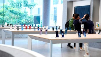 Smartphone andalan Huawei pun banyak dipamerkan. Foto: Reuters