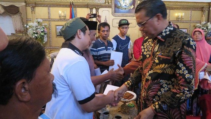 Gubernur Sulsel Beri Bantuan ke Korban Kebakaran di Makassar