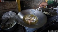 Kondisi wilayah yang berada di tengah laut lepas membuat hasil laut seperti ikan tak sulit untuk ditemukan di Pulau Sekatung.