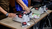 Pembayaran denda ini dilakukan langsung di ruang pengadilan dengan uang tunai.