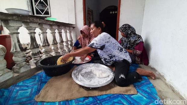 Jualan Kerupuk di Perbatasan RI, Wanita Ini Bisa Kuliahkan 2 Anaknya