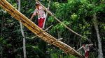 Ngeri, Siswa SD di Lebak Lintasi Jembatan Gantung yang Rusak