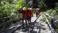 Sejumlah pekerja PLN nampak sibuk menaik turunkan tiang-tiang besi seberat 366-370 kg dari atas truk.