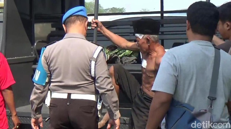 Pembacok Ustaz di Pasuruan Disebut-sebut Alami Gangguan Jiwa Pembacok Ustaz di Pasuruan Disebut-sebut Alami Gangguan Jiwa