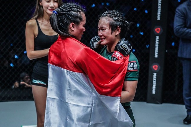 Setelah kemenangannya melawan Bozhena Antoniyar, Priscilla Hertati Lumban Gaol yang akrab disapa Tati, menantang juara dunia MMA One Championship kelas atom, Angela Lee. Dia berharap bisa direstui One Championship untuk bertanding dengan Angela. Foto: Dok. Instagram @hertati88