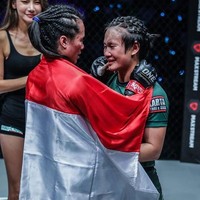 Setelah kemenangannya melawan Bozhena Antoniyar, Priscilla Hertati Lumban Gaol yang akrab disapa Tati, menantang juara dunia MMA One Championship kelas atom, Angela Lee. Dia berharap bisa direstui One Championship untuk bertanding dengan Angela. Foto: Dok. Instagram @hertati88
