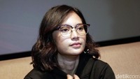 Wawancara berjalan lancar saat Indah menjelaskan perannya di film tersebut. Pool/Palevi S/detikFoto.