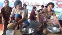 Adu Ketangkasan! Lomba Parut Kelapa Tercepat Ini Jadi Hiburan di Thailand