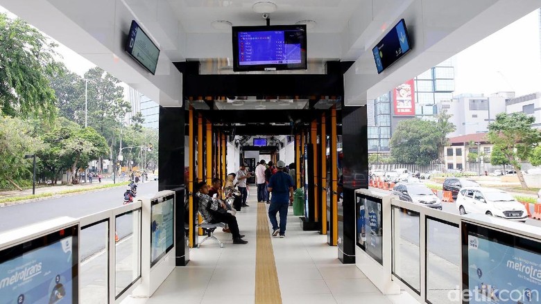 Wajah Baru halte TransJakarta Tosari Halte TransJakarta Tosari baru yang lebih dekat dengan Bundaran HI telah beroperasi. Halte ini berjarak sekitar 100 meter dari Halte Tosari lama.