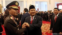 Menteri Pertahanan Prabowo Subianto memberi selamat kepada Komjen Idham Azis usai resmi dilantik sebagai Kapolri oleh Presiden Joko Widodo (Jokowi) di Istana Negara, Jakarta, Jumat (1/11/2019).