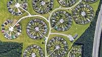 Arsitek Brondby Haveby memilih jenis pengaturan ini bukan karena kebetulan. Gagasan di balik lingkaran ini sederhana: untuk meningkatkan interaksi sosial di antara mereka yang tinggal di sana.Boredpanda/Google Earth.