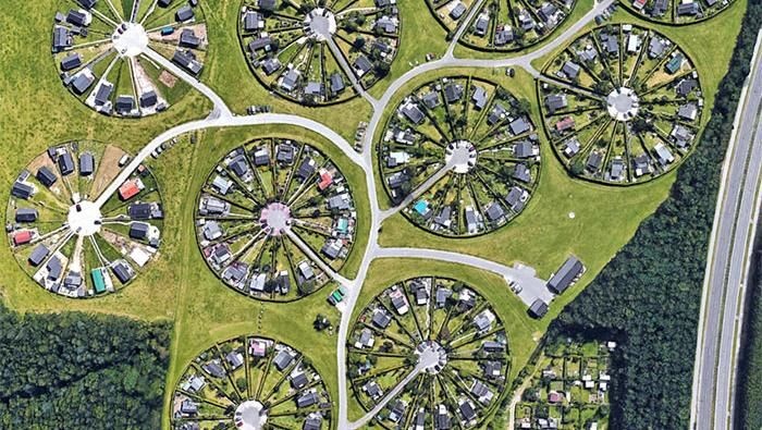 Begini Penampakan Kota Bundar di Denmark dari Udara Ada banyak bentuk ruang kota di dunia yang dirancang secara unik dan menawan. Salah satu di antaranya adalah kota Brondby Haveby di Denmark.