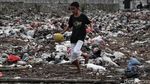 Ih..Jorok, Bermain Bola di Sekitar Tumpukan Sampah