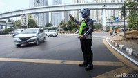 Usai dihentikan dan diberi surat tilang, pengendara diarahkan ke tempat persidangan yang sudah disiapkan di lokasi.