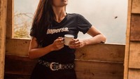 Slurp! Secangkir minuman sedang asyik dinikmati Indah. Sambil minum, ia pun berpose layaknya model. Foto: instagram @indahpermatas